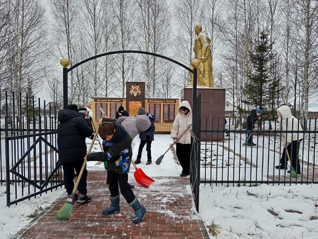 4 декабря в рамках Всероссийского проекта «Хранители истории» активисты Движения Первых МБОУ "Чутеевская СОШ"  очистили от снега территорию вокруг памятника