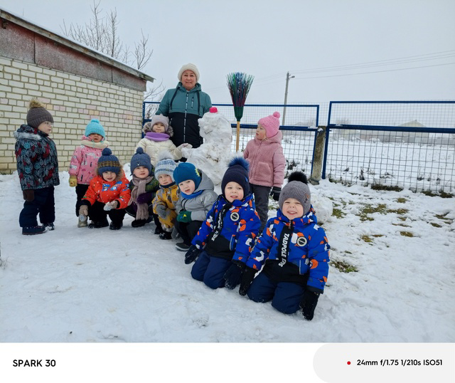 Мы снеговика слепили!