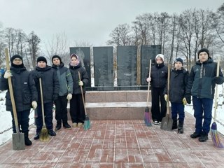 5 декабря отмечается День волонтера. В  преддверии празднования Дня Героев Отечества волонтеры МБОУ «Карабай – Шемуршинская СОШ» провели акцию «Чистый памятник»