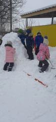 Мы из снега крепость строим.