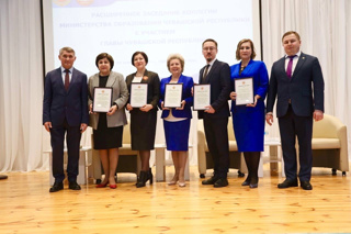 Глава Чувашской Республики О.А. Николаева вручил гимназии сертификат на получение Гранта