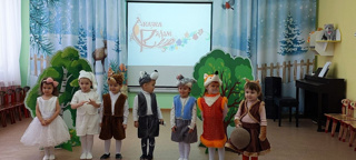 Малыши подготовили постановку по стихотворению "Орешек" Владимира Степанова.