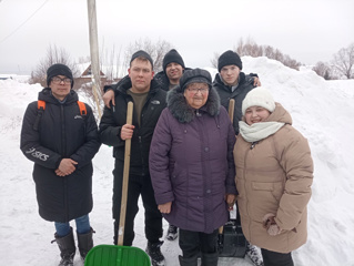 Молодые волонтёры оказали помощь семье военнослужащего в очистке придомовой территории от снега
