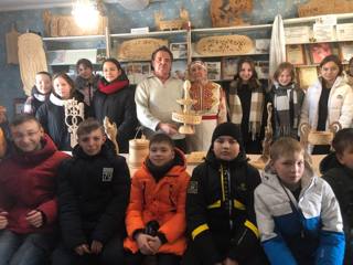 Ученики  6б класса МБОУ «Моргаушская СОШ»  посетили "Вернисаж Мазуркиных 10 лет" при Калайкасинском СК.