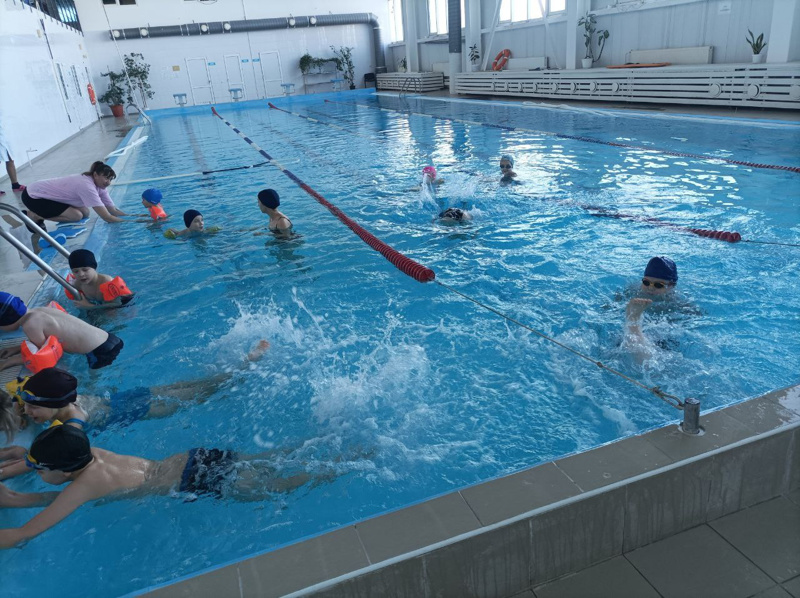 В бассейне СШ «Аль» прошли занятия по плавания с учащимися 2А класса