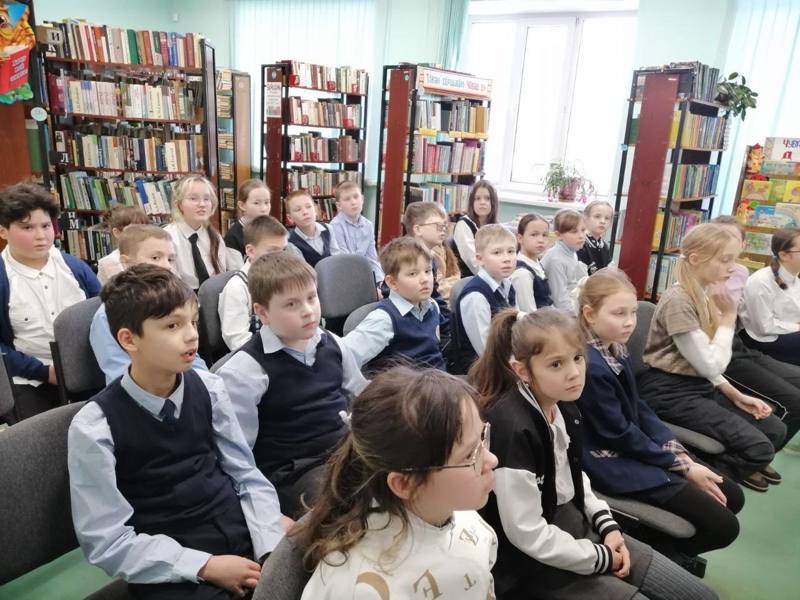 23 января ученики 4 «Б» класса в очередной раз посетили библиотеку им К. Чуковского, где с ними провели беседу о блокаде Ленинграда.
