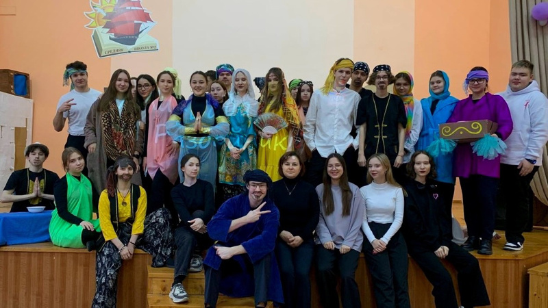 Сегодня состоялась премьера долгожданной сказки «Али-Баба и разбойники» в рамках Всероссийского проекта "Школьный театр" обучающиеся 11 «А» класса стали участниками данной сказки.