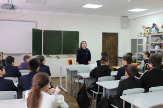 В рамках Единого дня профилактики правонарушений в 7 классе прошла встреча с инспектором ПДН Петровой Е. Г.