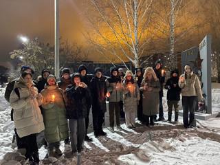 Учащиеся 8 Б  класс 27 января в 20.00 зажгли свечи Памяти у памятной стеллы на Аллее памяти