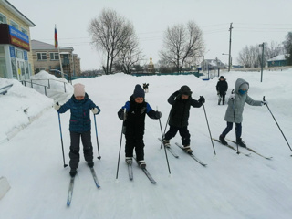 Ученики 2 класса школы приступили к сдаче норм ГТО по нормативу бег на лыжах