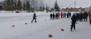 В рамках месячника оборонно-массовой работы,  прошла спортивная зимняя эстафета  между смежными командами 3-б и 3-в классов.