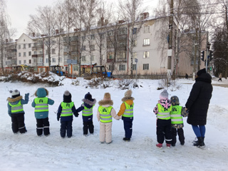 Наблюдение за работой трактора , на улице города