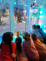 Новогодняя атмосфера начинается от калитки детского сада