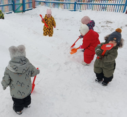 Мы зимой не скучаем, дружно весело играем!!!...