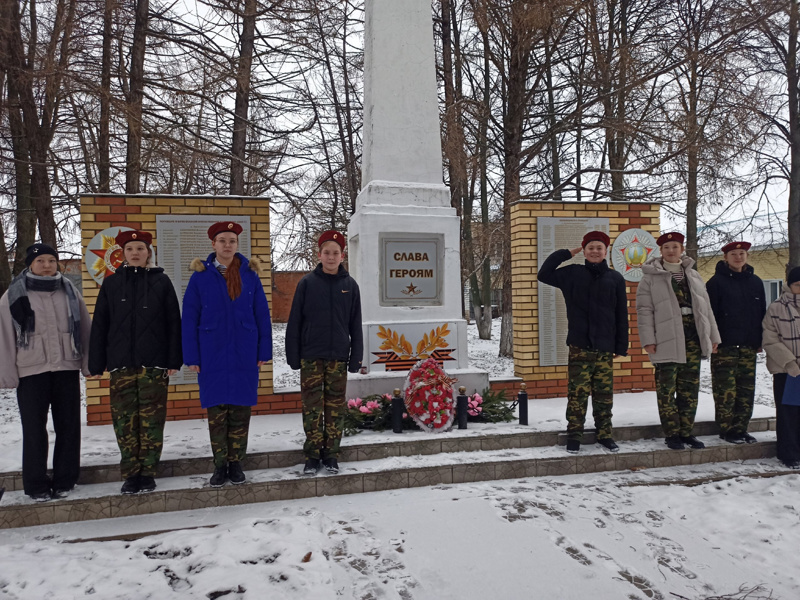 Детский митинг у памятника Славы павшим воинам по улице Васильева.