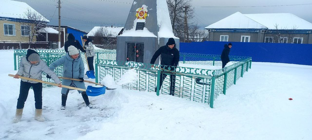 Уборка у обелиска