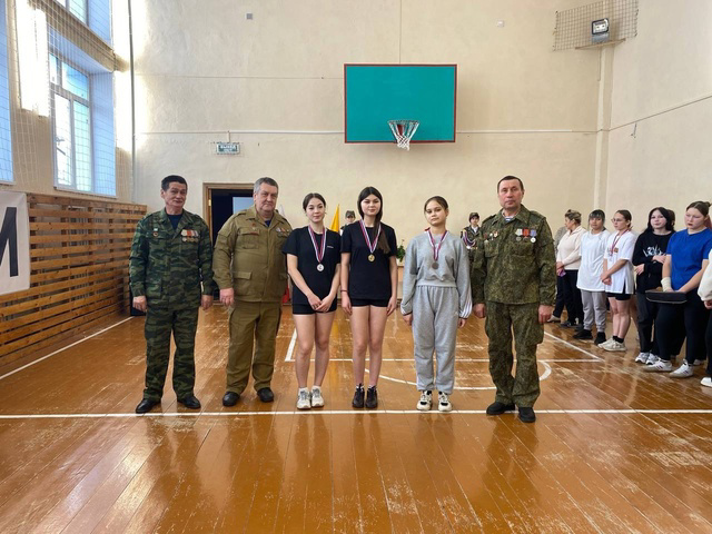 На районных соревнованиях по гиревому спорту