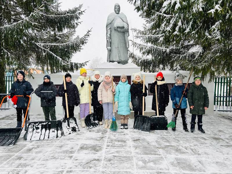 Участники проекта "Хранители истории" провели уборку территории вокруг памятника односельчанам, погибшим в годы Великой Отечественной войны 1941-1945 гг.