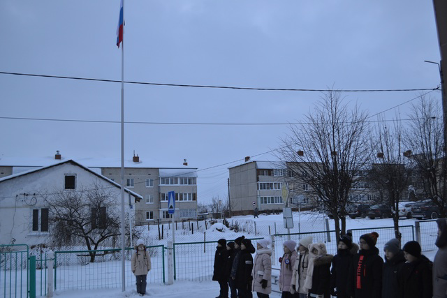 Утро в нашей школе сегодня началось с традиционного поднятия государственного флага Российской Федерации