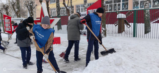 Волонтёры столичной школы 40 принимают активное участие в уборке снега на пришкольной территории