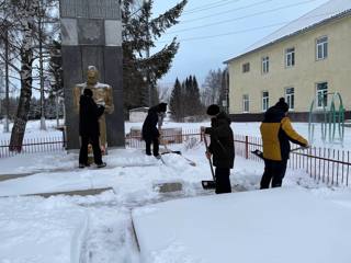 Очистка памятника, павшим в ВОВ от снега