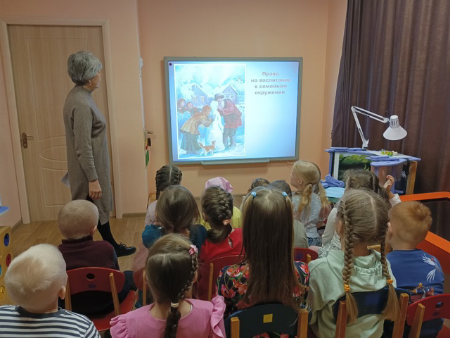 В рамках Дня правовой помощи детям старший воспитатель детского сада организовала увлекательную викторину под названием «Права сказочных героев».