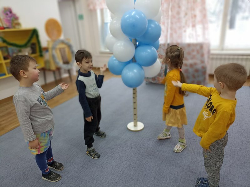 Белая береза под моим окном Принакрылась снегом...