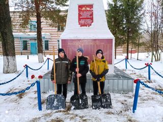 Очистили от снега территорию обелиска