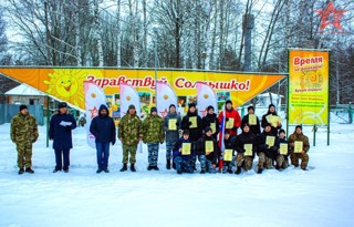 Десятиклассники на военных сборах.