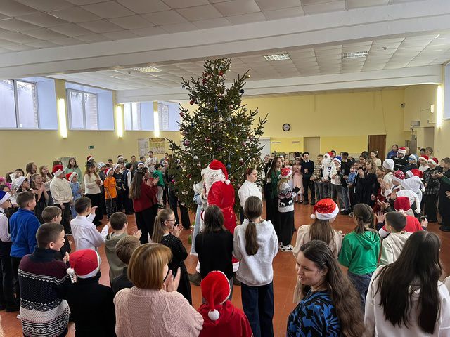 В школе прошли новогодние праздники.