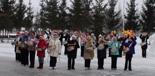 Открытие главной Ёлки Траковской школы на улице, на центральной площадке, у главного входа.