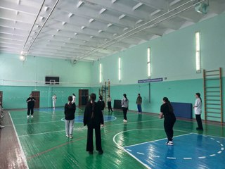В рамках Месячника оборонно-массовой и спортивной работы в спортивном зале нашей школы состоялись соревнования по волейболу 🏐среди девушек 8-11 классов.