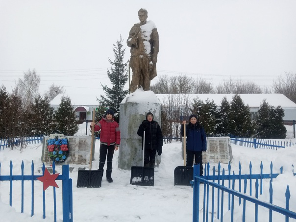 Уборка снега на территории памятника воинам-землякам