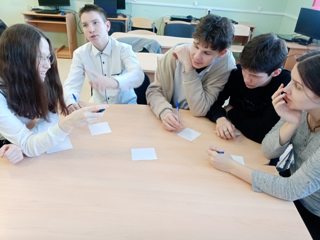 Учащиеся 10 класса участвовали в тренировочном туре Всероссийского чемпионата по игре «Что? Где? Когда»