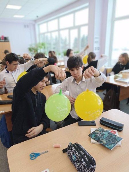 В рамках недели математики, информатики и физики в 8-ых классах прошли уроки занимательных опытов " Воздушные шары и электризация"