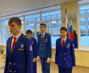 Новая учебная неделя традиционно началась с торжественного вноса флага и исполнения гимна Российской Федерации.