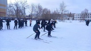 В рамках месячника оборонно-массовой и спортивной работы в школе состоялись лыжные гонки «Лыжня России – 2024»