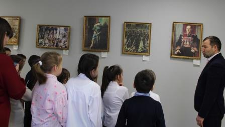 Экскурсию  по картинной галерее «Детям о Великой Победе», для второклассников 2а, классного руководителя  Л.Е. Андреевой