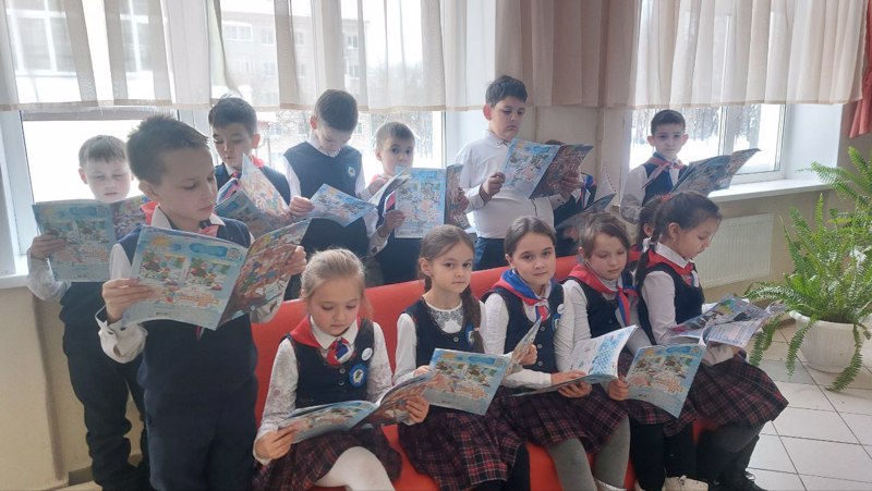 Учащиеся школы читают периодическую печать на чувашском языке