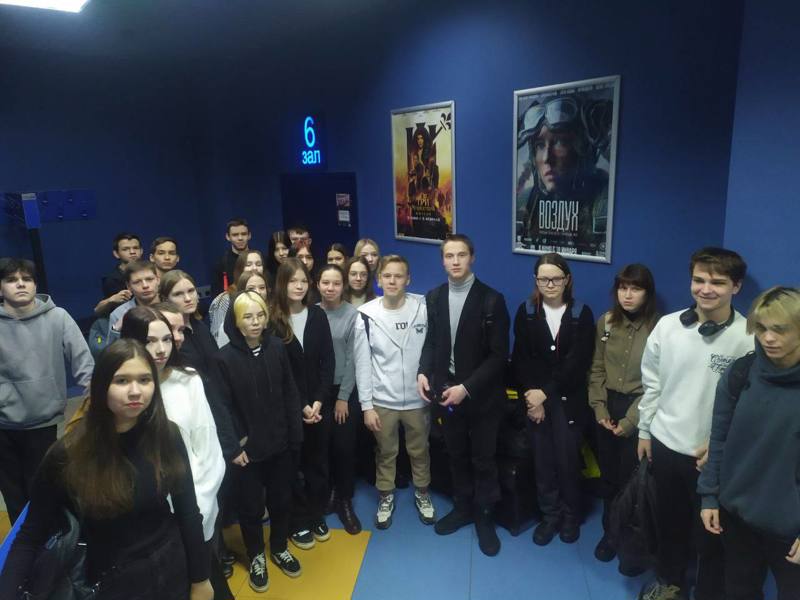 В преддверии 23 февраля 10 «А» класс совершил поход в кинотеатр Волжский на фильм "Воздух", который рассказывает о времени Великой Отечественной войны и людях, боровшихся с врагом.