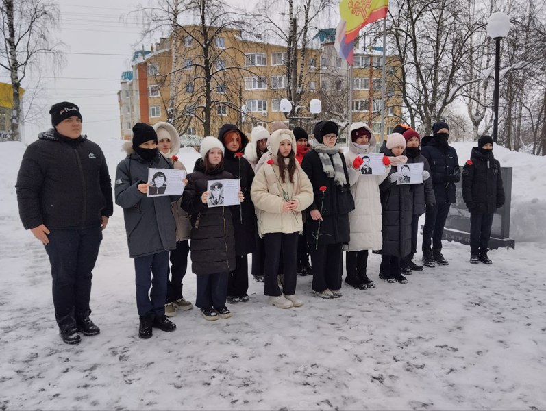 Президент школьного ученического самоуправления Боброва А. и участница «Движения Первых» Ильвес Д. провели митинг «Память вечна…»