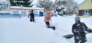 Очистка от снега территории памятника