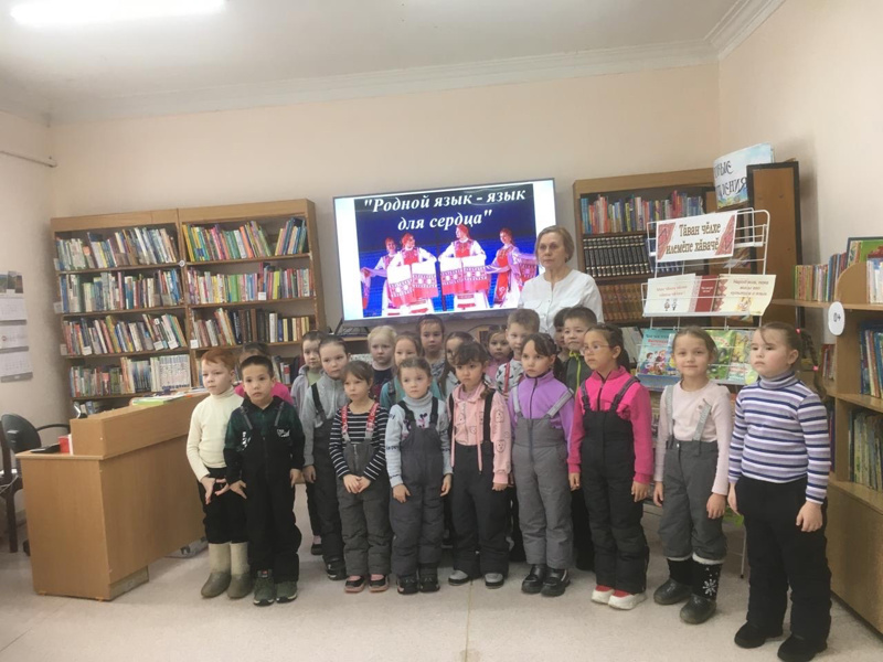 Воспитанники подготовительной группы «Голубая планета» сегодня посетили детскую библиотеку посёлка Урмары Урмарского муниципального округа