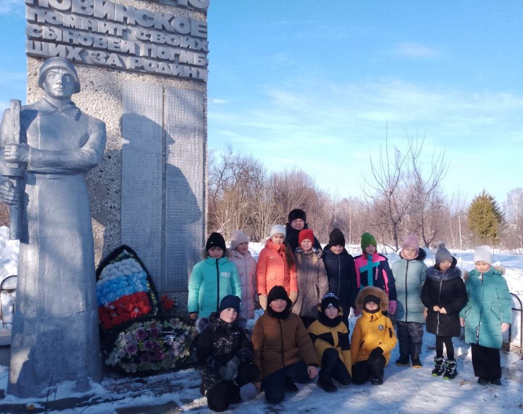 Возложение   цветов к обелиску в д. Новинское