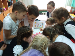 В школах России проходят мероприятия в рамках Всероссийской акции "Открывая книгу с Первыми", посвящённой Международном дню книгодарения
