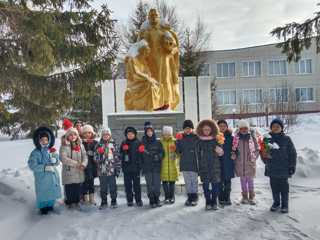 Акция возложение цветов к памятнику солдатам, погибшим в Великой Отечественной войне.