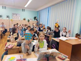 В преддверии праздника в Молодежной библиотеке им. К.Чуковского для учащихся 2 "Б" класса  прошёл мастер-класс «Подарок защитнику».