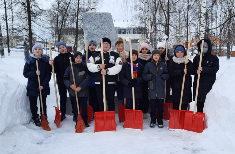 Очистили территорию памятника воинам, павшим в боях чеченской кампании от снега
