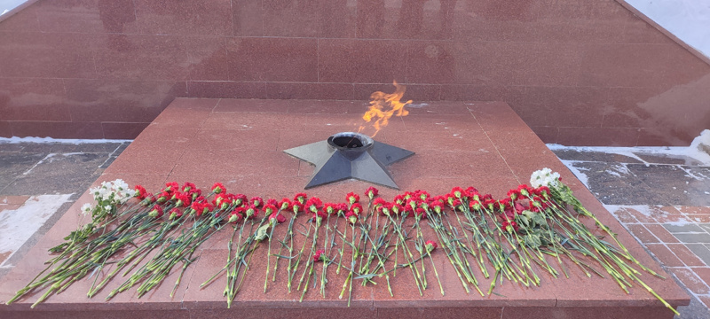 Учащиеся нашей школы возложили цветы к памятнику погибшим в Великой Отечественной войне