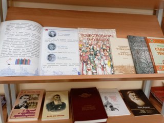 В библиотеке школы к Международному дню родного языка открылась книжно-иллюстрированная выставка